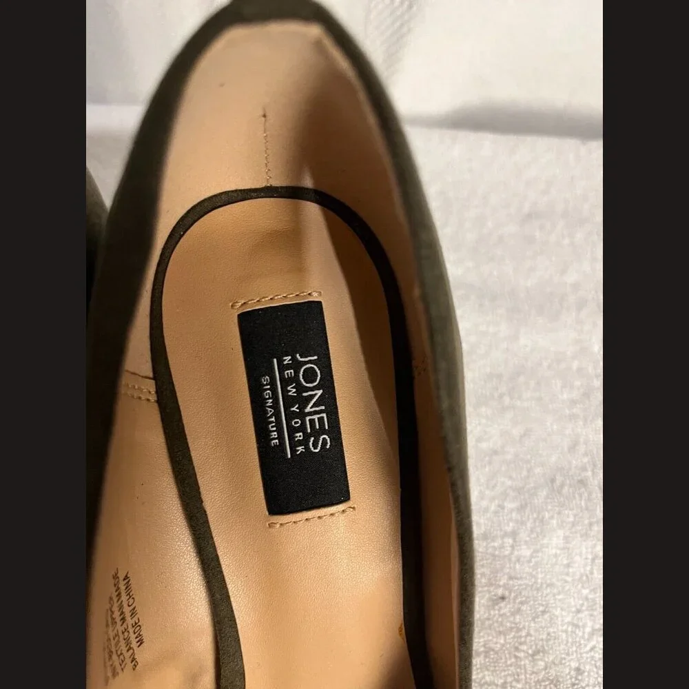 Jones New York green suede‎ heels with silver detal on the back size 8.5